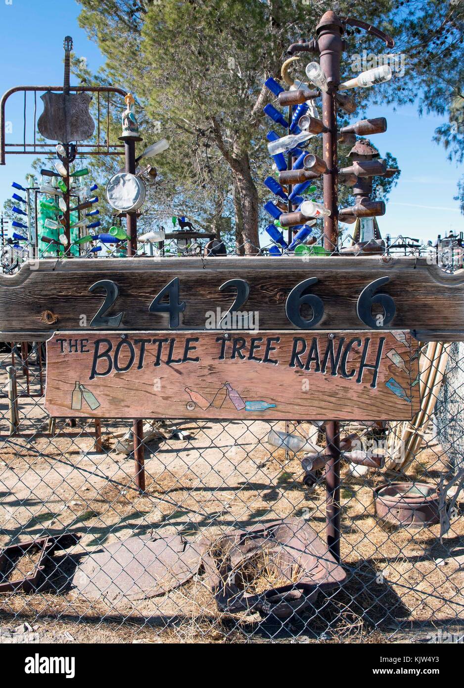 Oro Grande, California, USA. 25th Nov, 2017. Bottle Tree Ranch, a ...