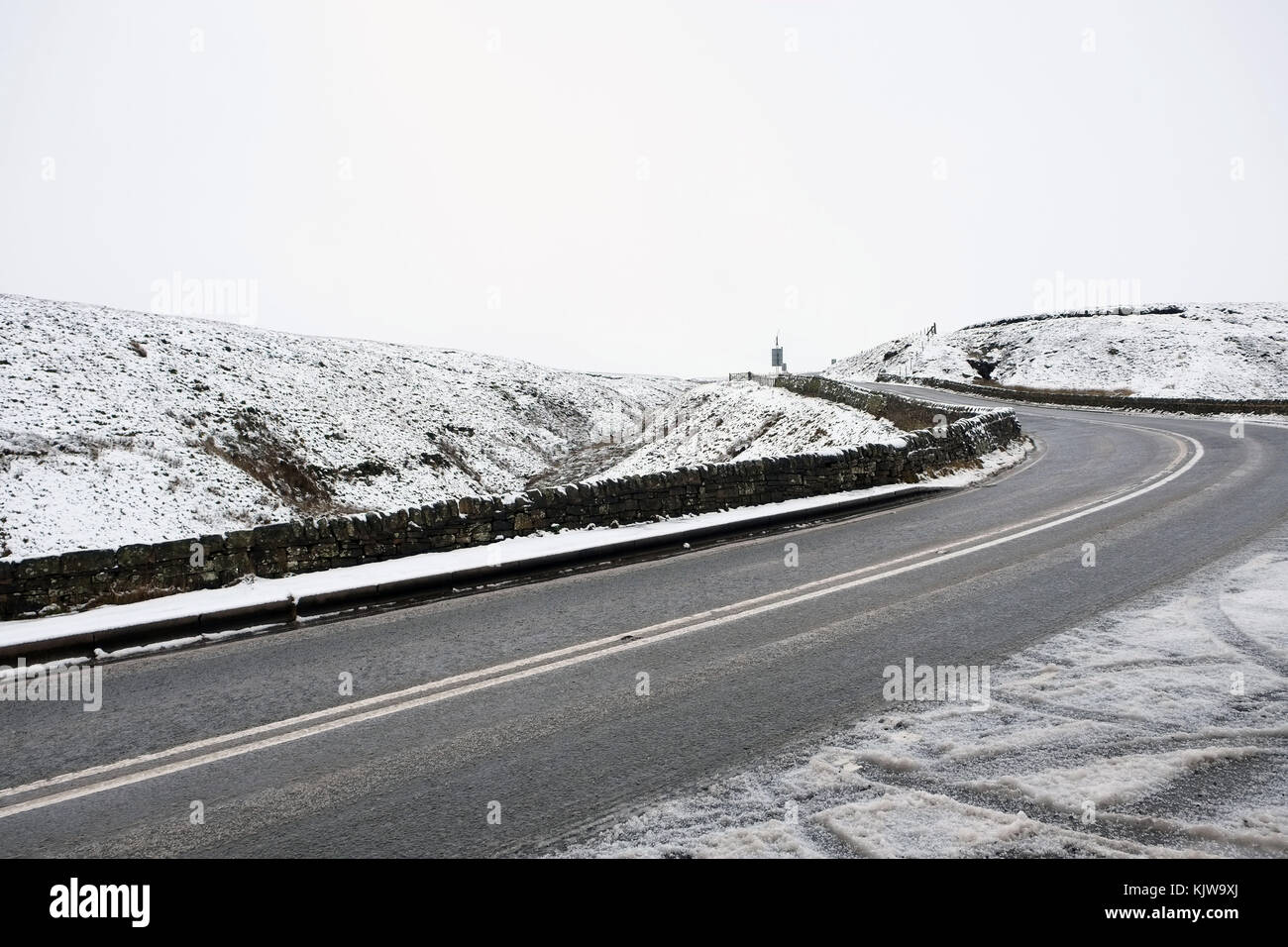 Snow on the A57 Snake Pass in late November 2017 Stock Photo Alamy