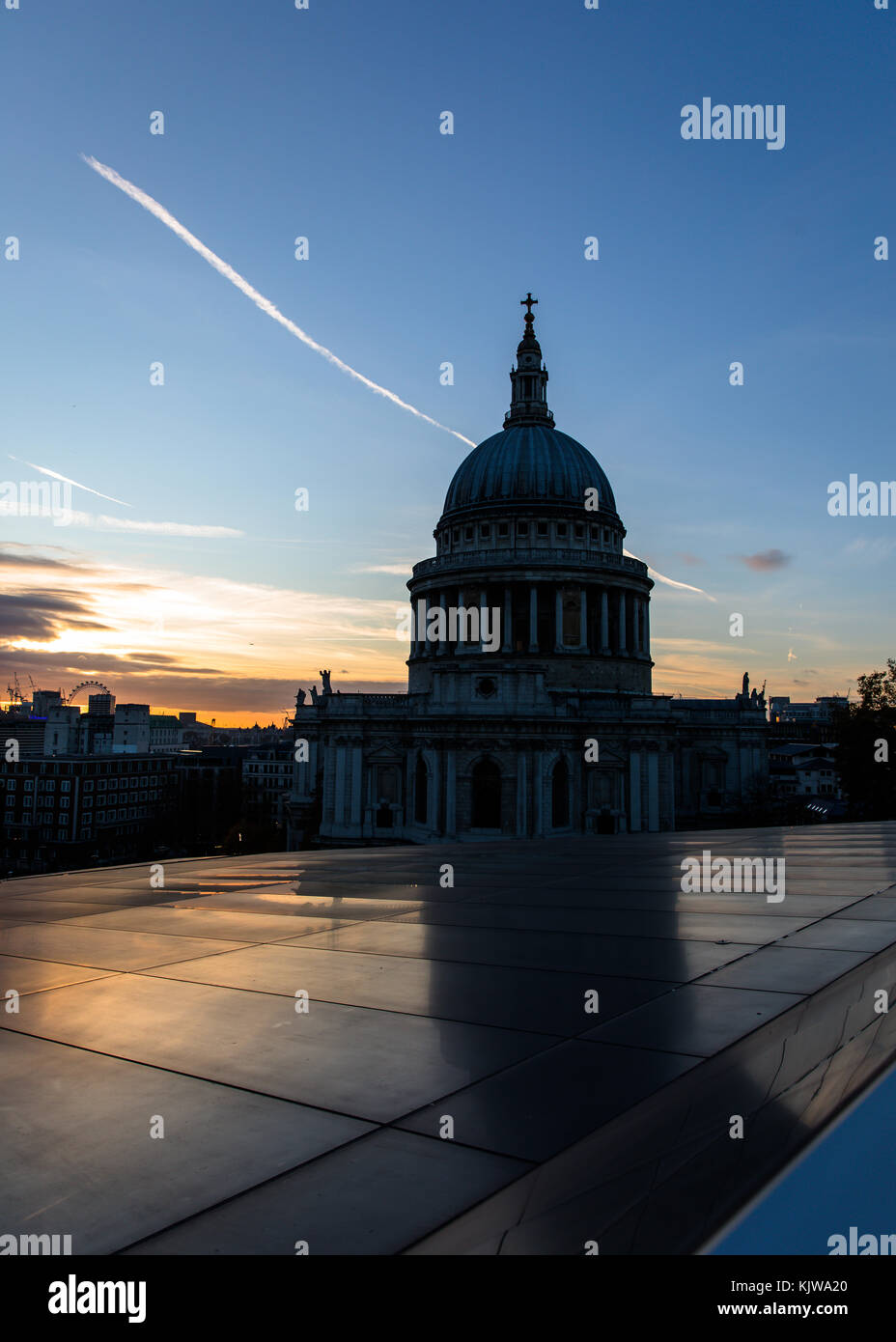 London, UK. 26th November, 2017. UK weather. Beautiful sunset on a cold, sunny winter day. View of St Paul's cathedral with reflection. Credit Carol Moir/Alamy Live News. Stock Photo