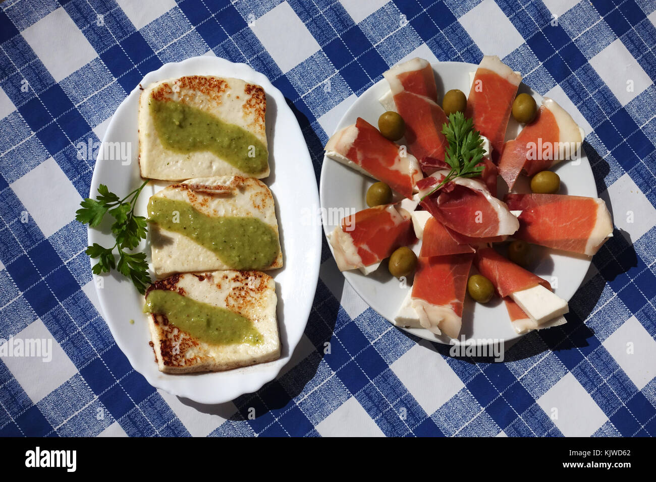 A picture dated 20 May 2016 shows ham and fried goat cheese with Mojo verde, a Spanish sauce with herbs, garlic, vinegar and oil - a typical Palmeric dish - on the Canary island of La Palma, Spain. Photo: Jens Kalaene - NO WIRE SERVICE - | usage worldwide Stock Photo