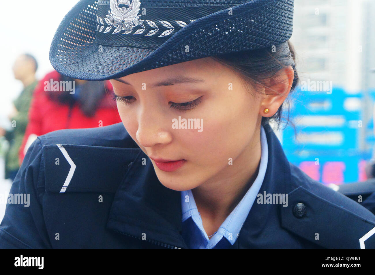 Shenzhen police open day scene, a beautiful female police are ...