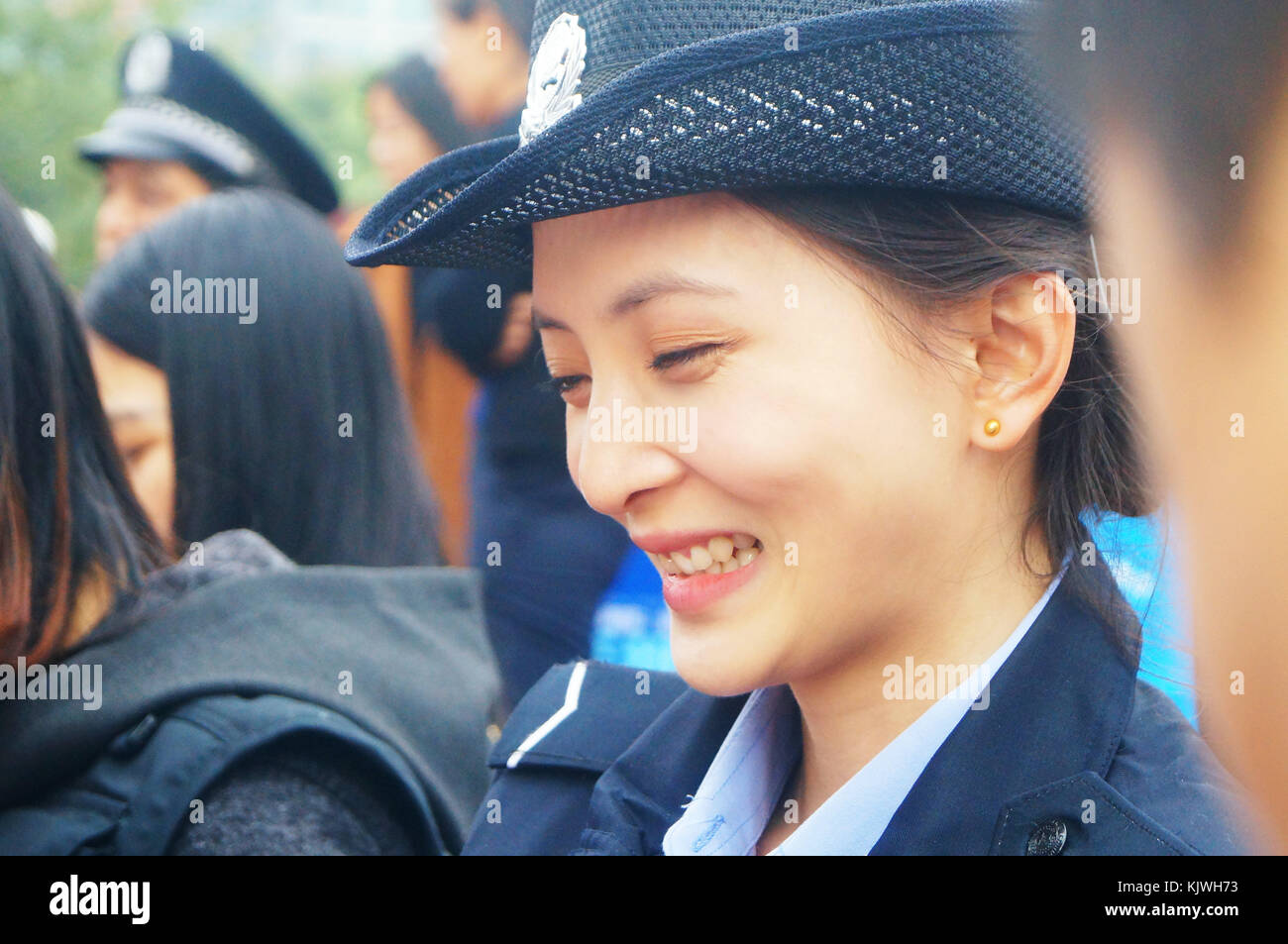 Shenzhen police open day scene, a beautiful female police are ...