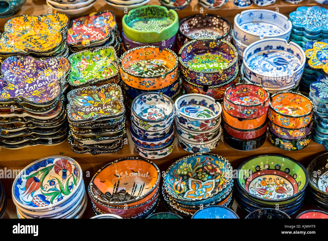 Collection of Traditional Turkish ceramic bowls and plates with painted  landmarks on sale at Grand Bazaar in Istanbul, Turkey. Colorful ceramic  souven Stock Photo - Alamy