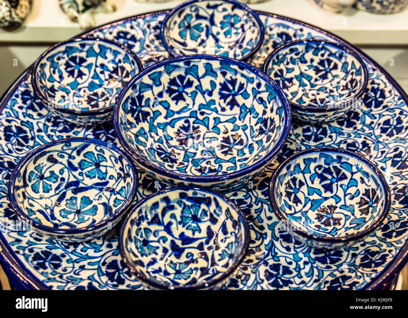 Collection of Traditional Turkish ceramic bowls and plates with painted  landmarks on sale at Grand Bazaar in Istanbul, Turkey. Colorful ceramic  souven Stock Photo - Alamy