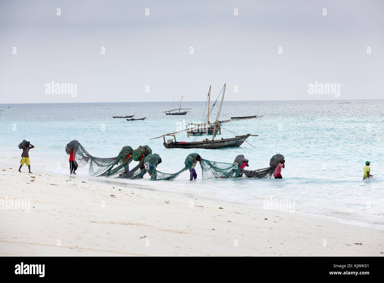 File:Kids pushing fishing boat to shore in Zanzibar.jpg