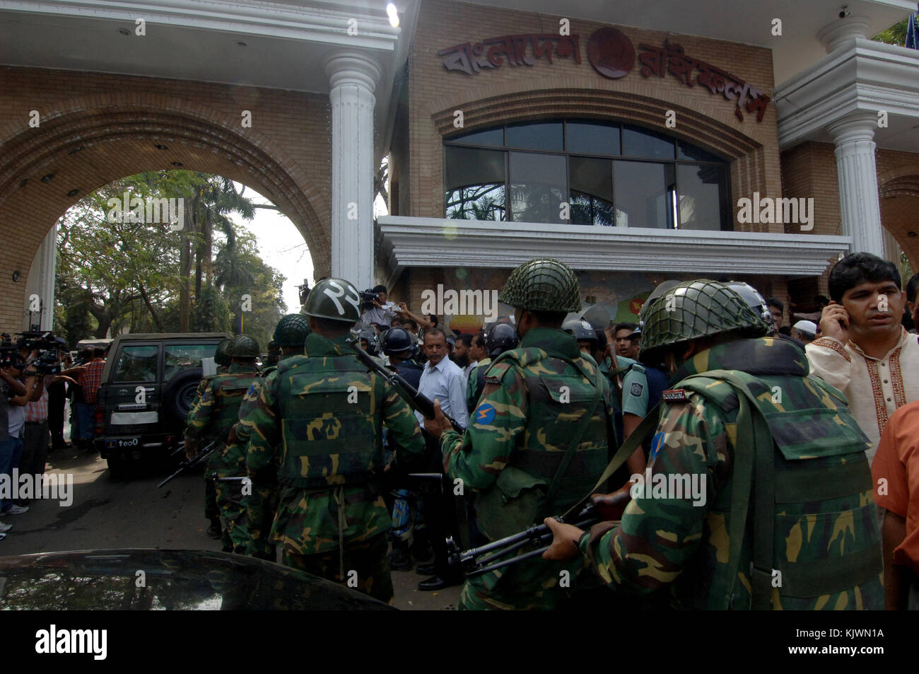DHAKA, BANGLADESH FEBRUARY 27, 2009 Bangladesh Army solders stand on