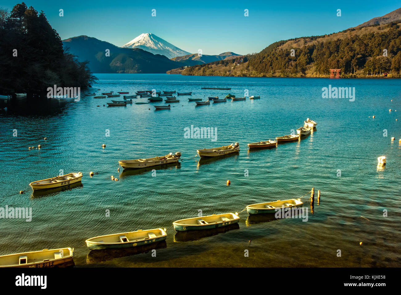 Lake Kawaguchiko with mount Fuji Stock Photo Alamy