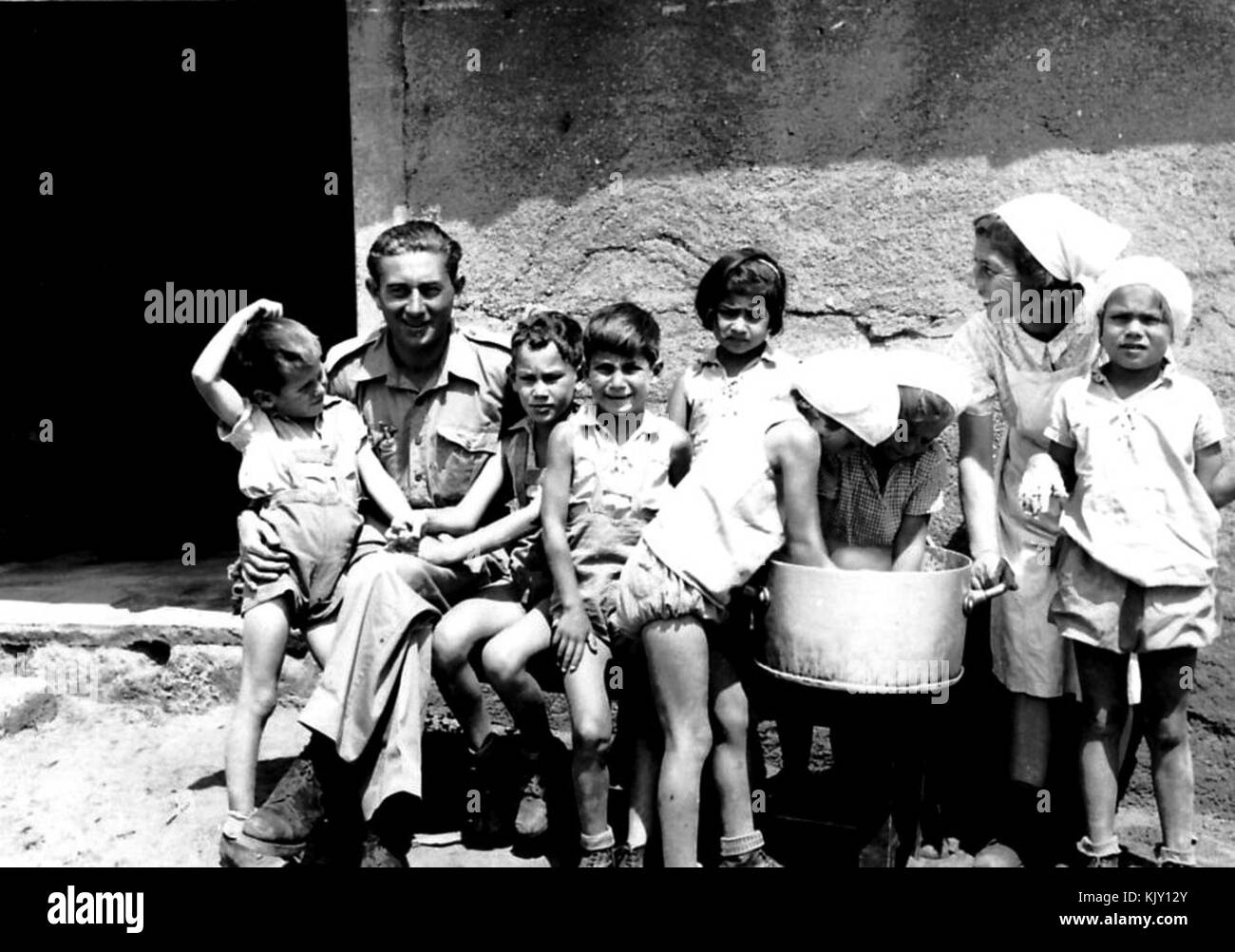 Israel 9386 Gan Shmuel   children and their teachers 1942 Stock Photo