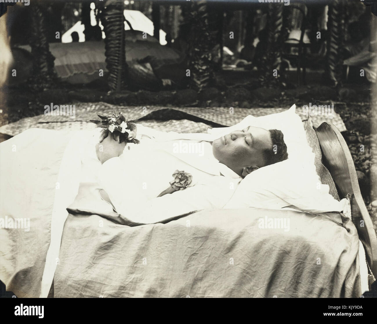 Tupua Tamasese Lealofi III lying in state at Vaimoso 1930 AJ Tattersall