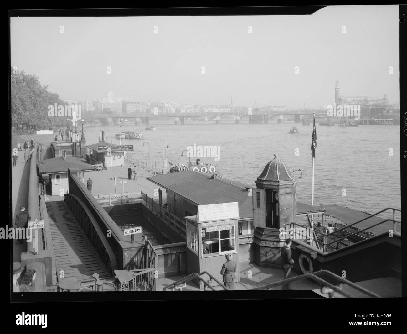 London river thames view Black and White Stock Photos & Images - Alamy