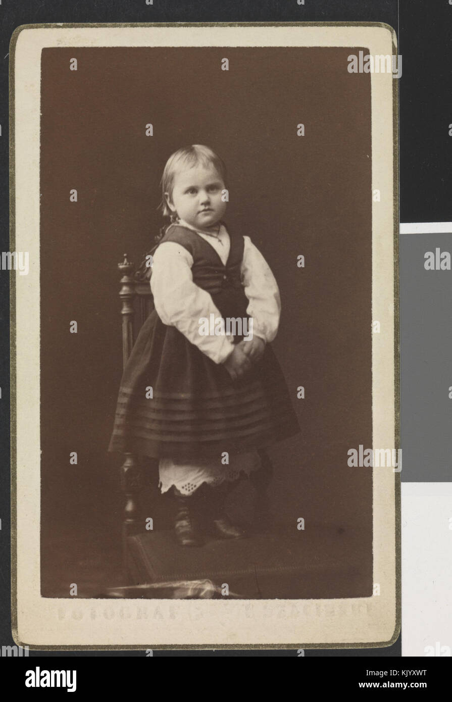 Stående på en stol barn jenter kjoler hi-res stock photography and images -  Alamy