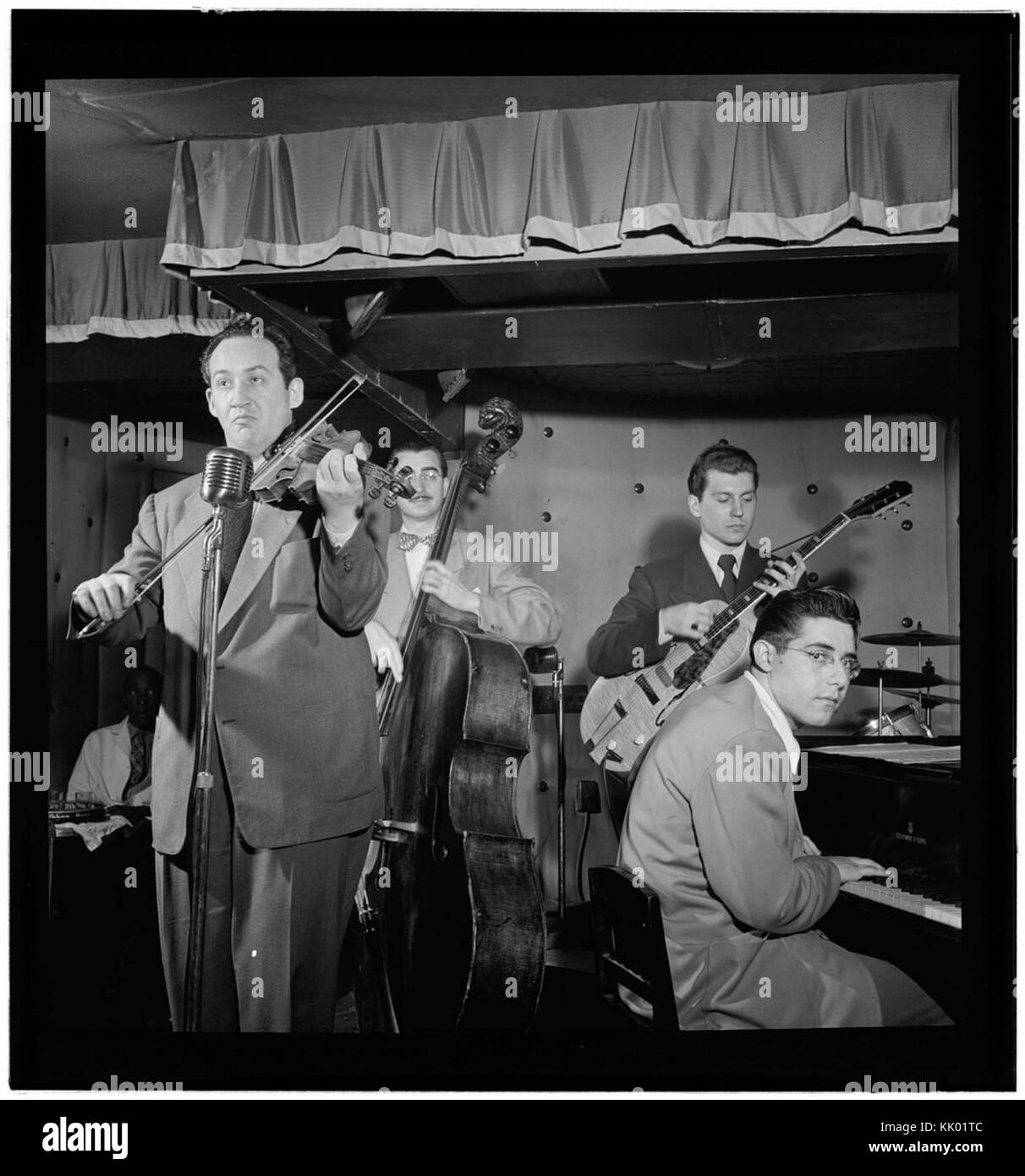 (Portrait of Sam Hall Kaplan, Frenchy Cauette, Chuck Wayne, and Deryk Sampson, Three Deuces, New York, N.Y., ca. June 1947) (LOC) (5354795866) Stock Photo