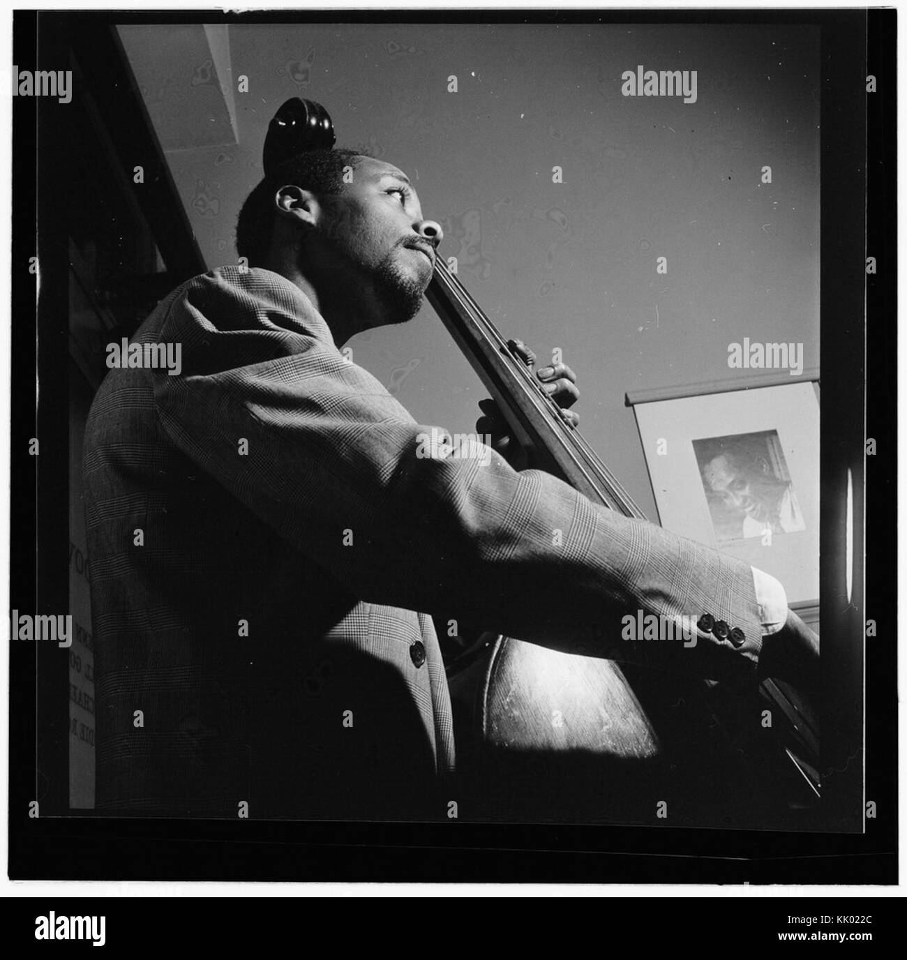 (Portrait of Slam Stewart, William P. Gottlieb's office, New York, N.Y., between 1946 and 1948) (LOC) (5435819839) Stock Photo