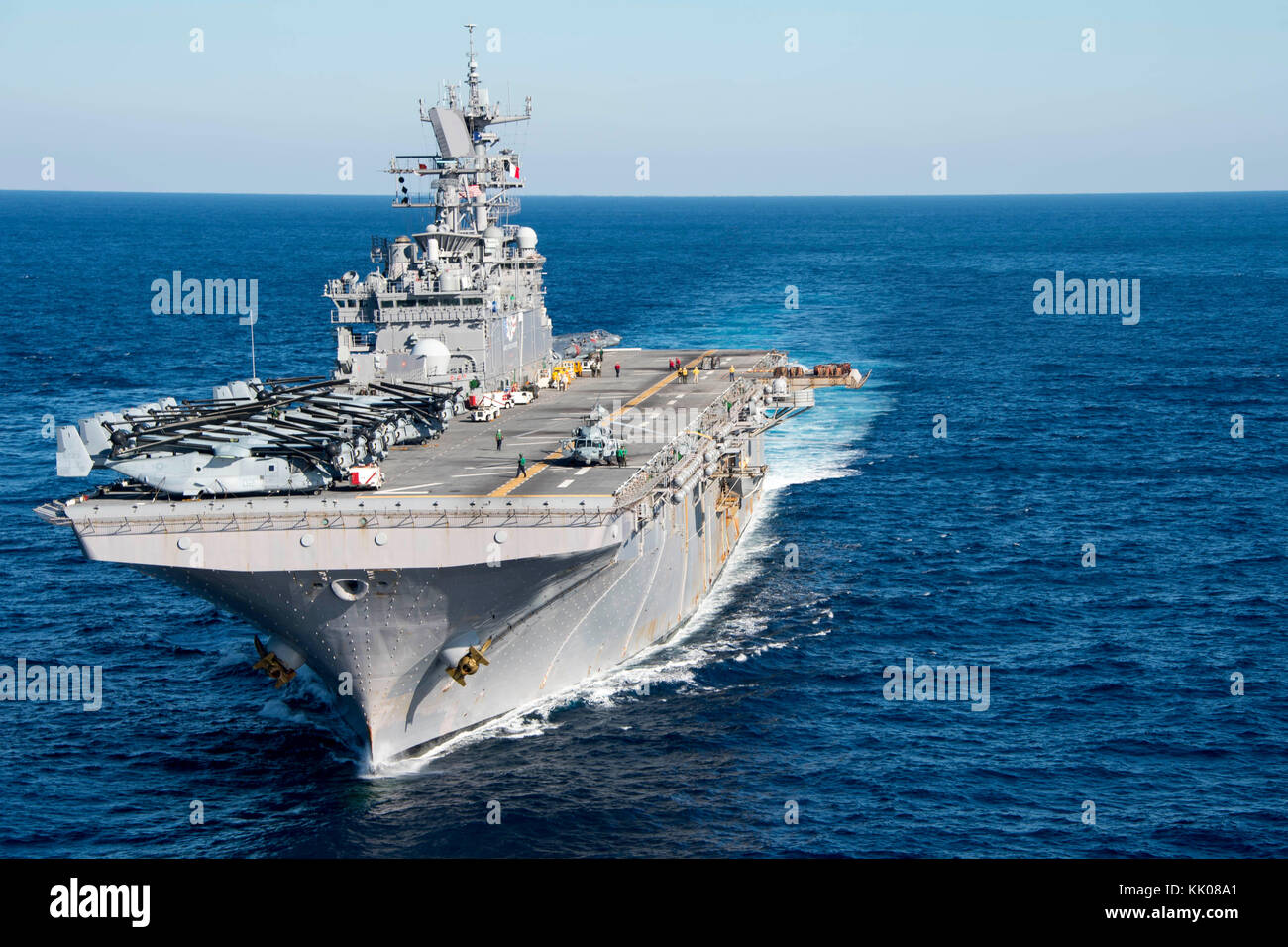 The amphibious assault ship USS Iwo Jima (LHD 7) approaches the fleet replenishment oiler USNS Big Horn (T-AO 198) duri Stock Photo