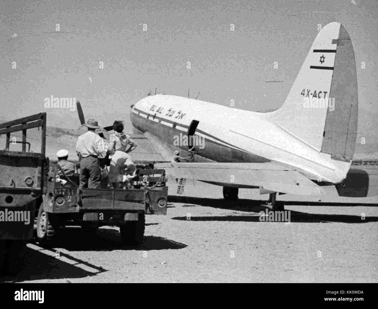 World war ii cargo plane Black and White Stock Photos & Images - Alamy