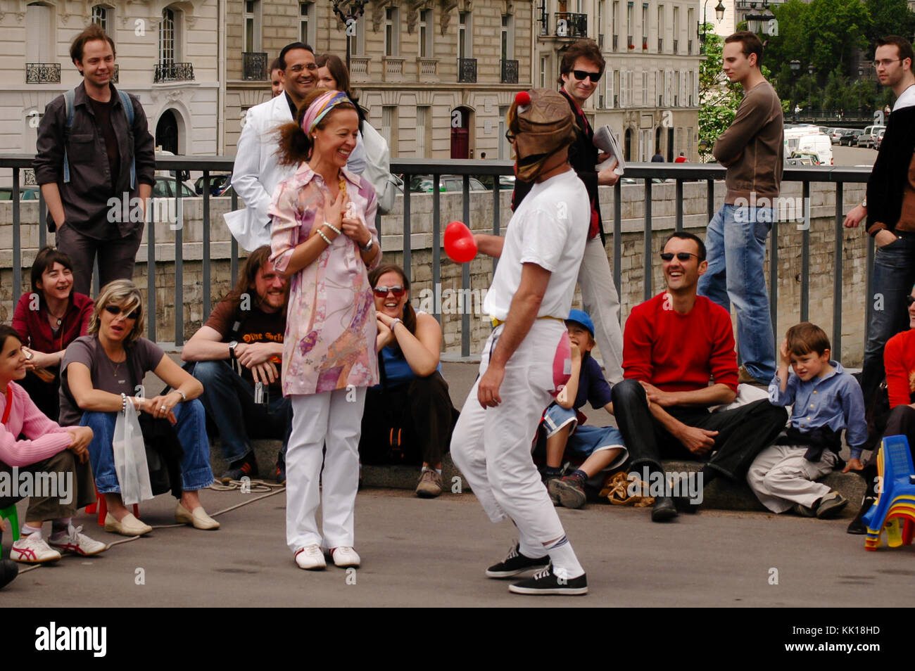 Street performer entertain tourists on the The pont Saint-Louis bridge across the River Seine beside Notre-Dame Cathedral in Paris, France Stock Photo