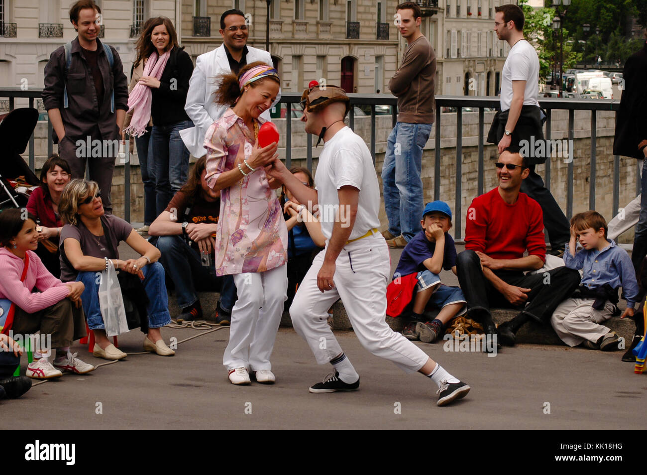 Street performer entertain tourists on the The pont Saint-Louis bridge across the River Seine beside Notre-Dame Cathedral in Paris, France Stock Photo