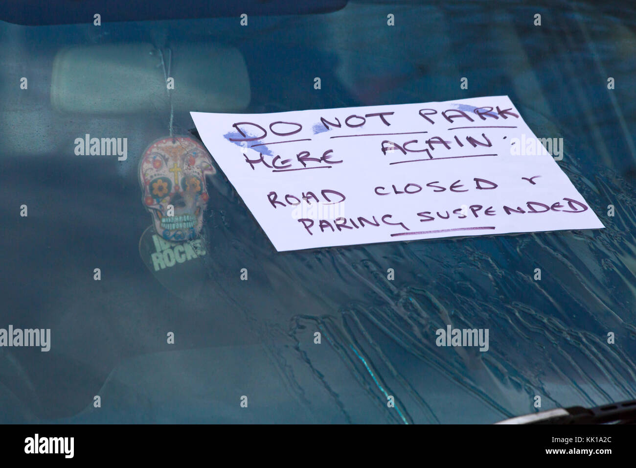 Hand written note on car windscreen hires stock photography and images