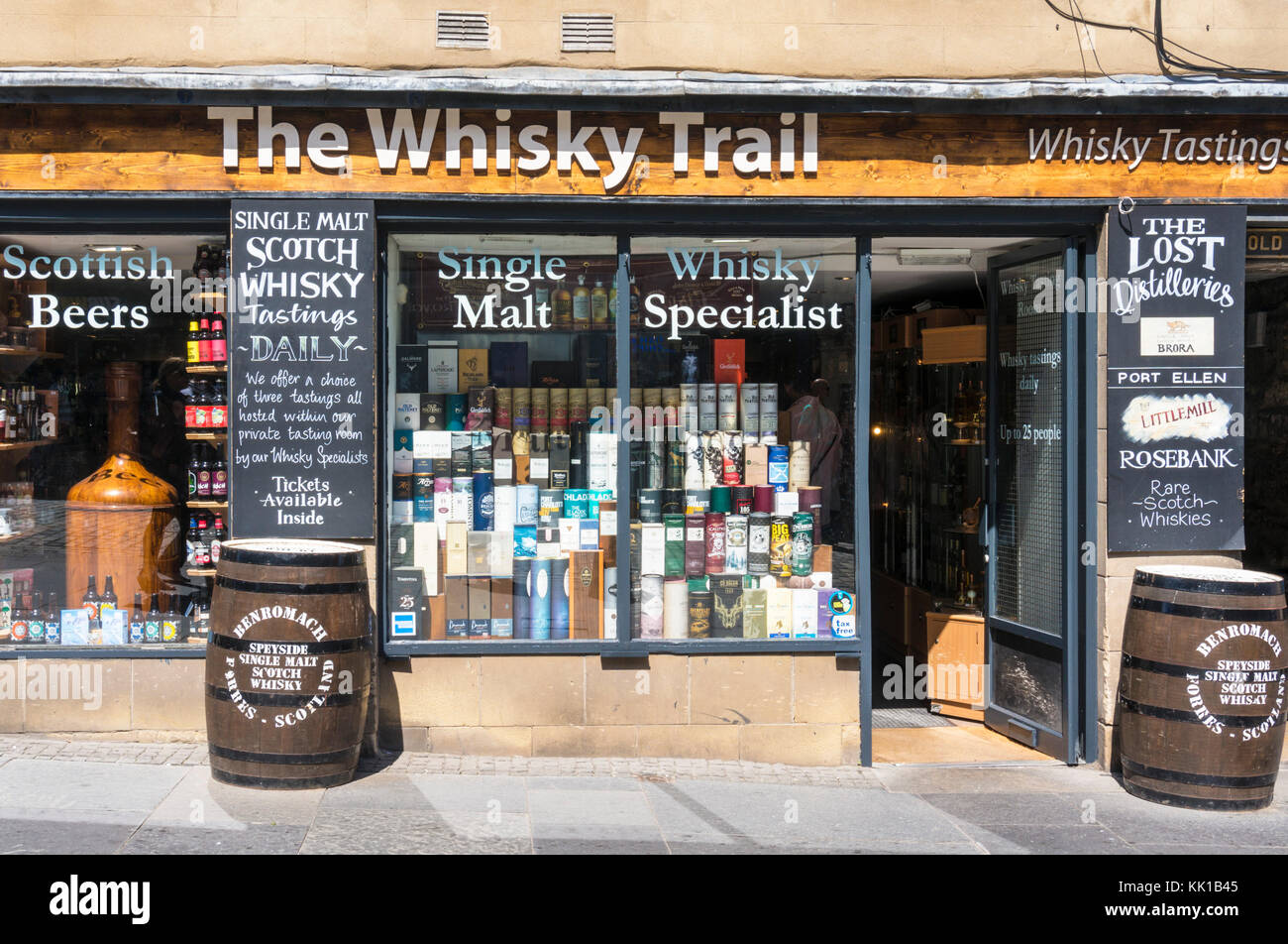 Edinburgh scotland edinburgh the whisky trail shop selling different types of whisky on the royal mile edinburgh royal mile scotland uk gb europe Stock Photo