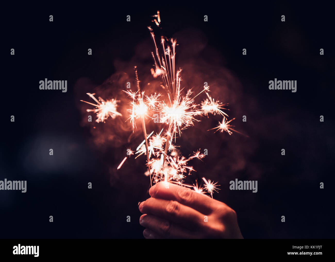 бенгальские огни. большой бенгальский огонь. хлопушки и бенгальские огни. фейерверк хлопушка. салюты хлопушки.