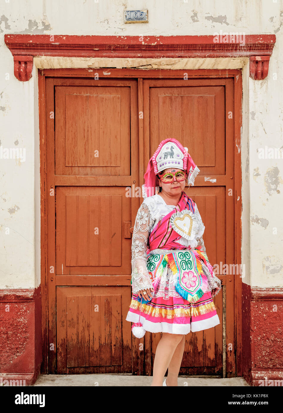 Adelante carrete cualquier cosa Lady in traditional clothing, Fiesta de la Virgen de la Candelaria, Puno,  Peru Stock Photo - Alamy