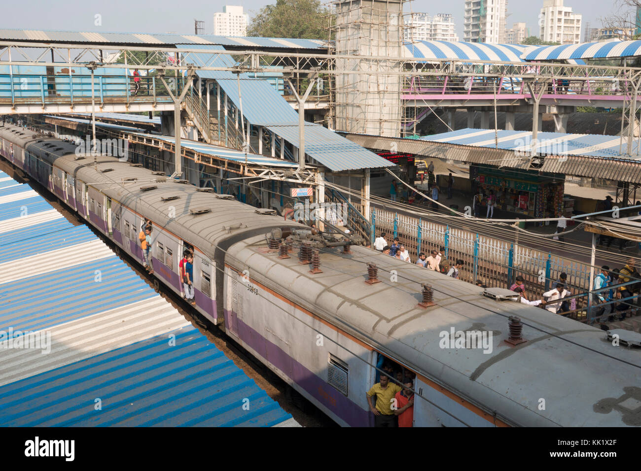 Commuter train at Dadar railway station, Mumbai Stock Photo - Alamy