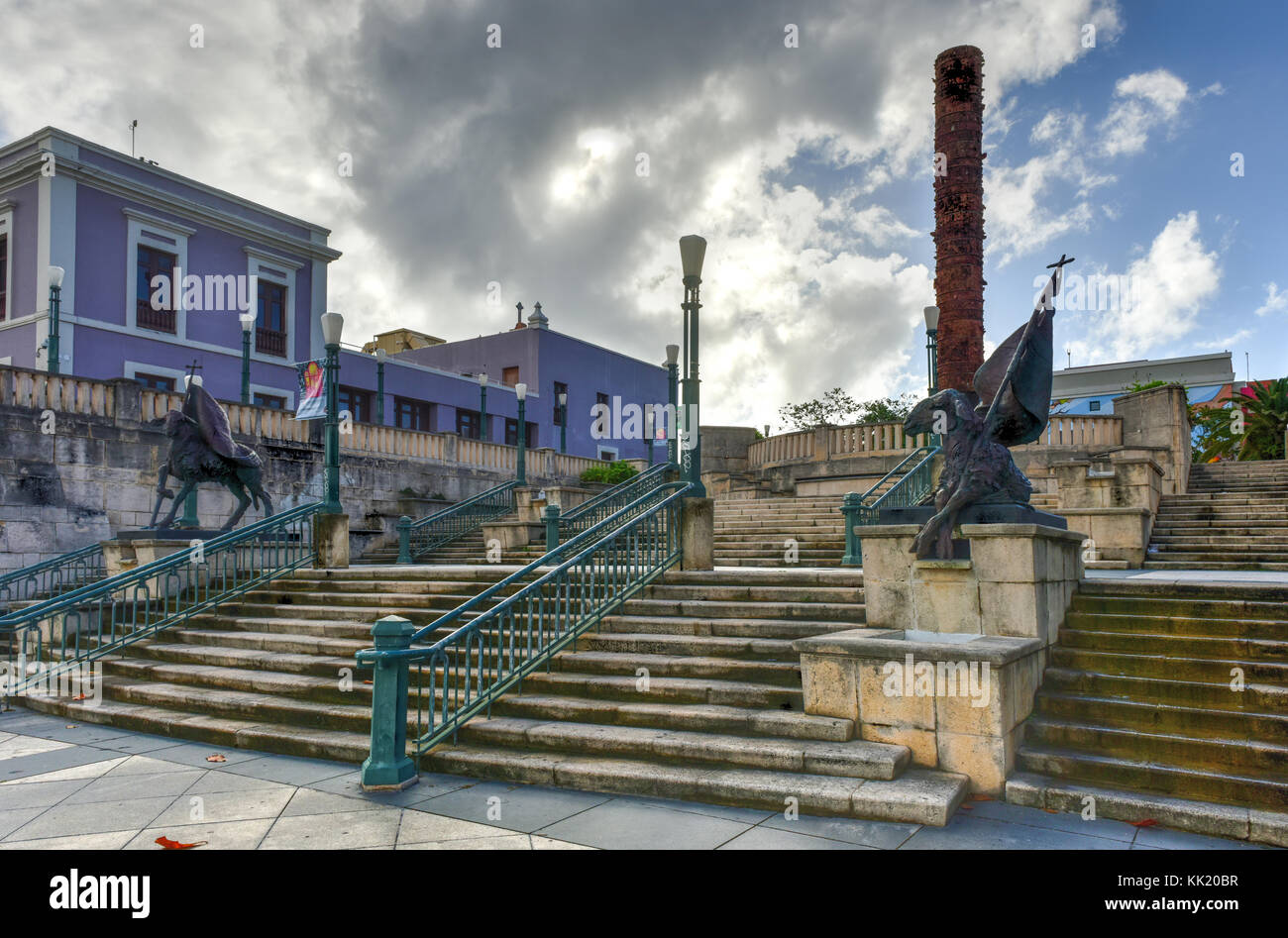 Plaza del quinto centenario old san juan totem pole hires stock