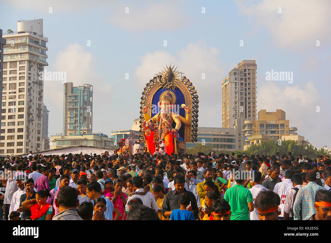 Huge Ganapti idol near Girgaon Chowpatty, Ganapati visarjan, Girgaon Chowpatty, Mumbai Stock Photo