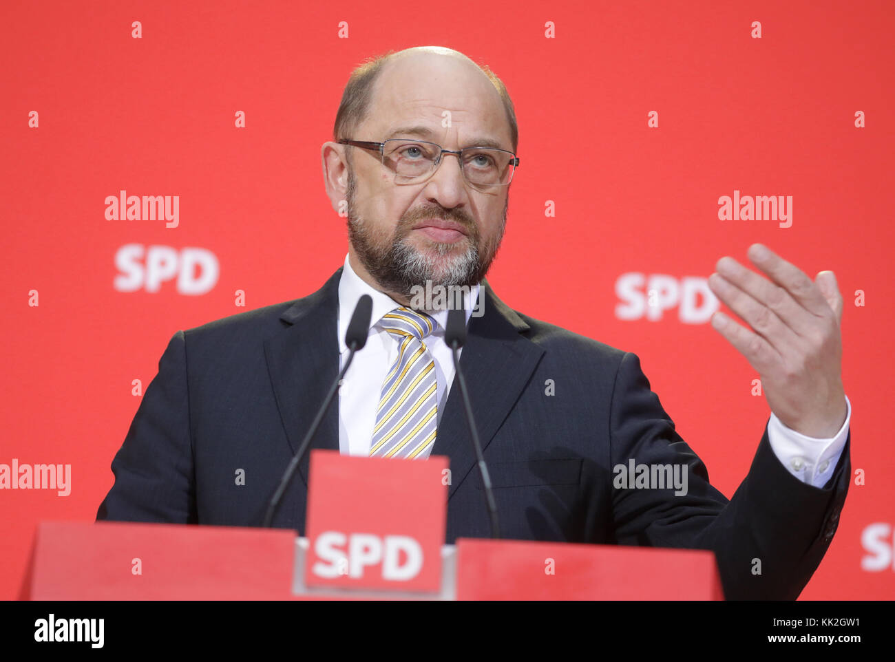 Der SPD-Vorsitzende Martin Schulz spricht auf einer Pressekonferenz am 27.11.2017 in Berlin. Foto: Kay Nietfeld/dpa Stock Photo