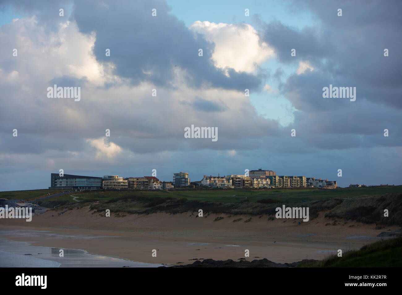 NEWQUAY, CORNWALL, UK - NOVEMBER 28, 2017: Unstable blustery weather moves onto the Cornish coast bringing very strong winds and heavy showers interspersed with bright sunshine. Credit: Nicholas Burningham/Alamy Live News Stock Photo