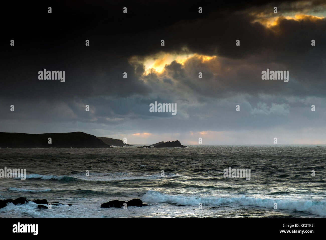 Newquay, UK. 28th Nov, 2017. East Pentire Headland, Newquay, Cornwall. 28th November, 2017. UK weather. As the sun sets ominous heavy rain clouds approach East Pentire Headland on the North Cornwall coast Photographer Credit: Gordon Scammell/Alamy Live News Stock Photo
