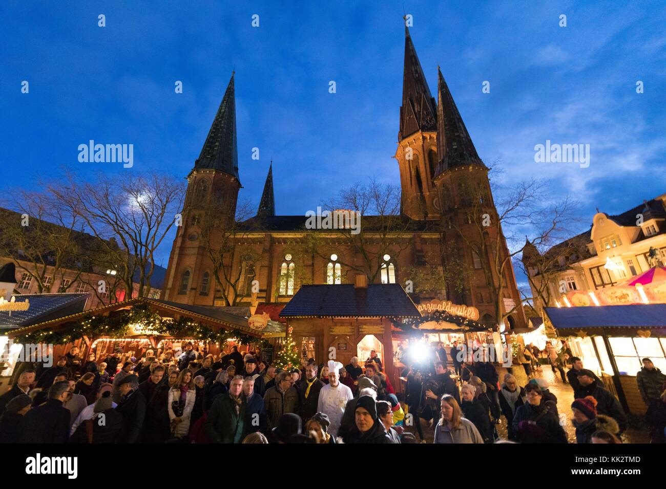 Oldenburg, Germany. 28th Nov, 2017. Visitors stand in front of the St