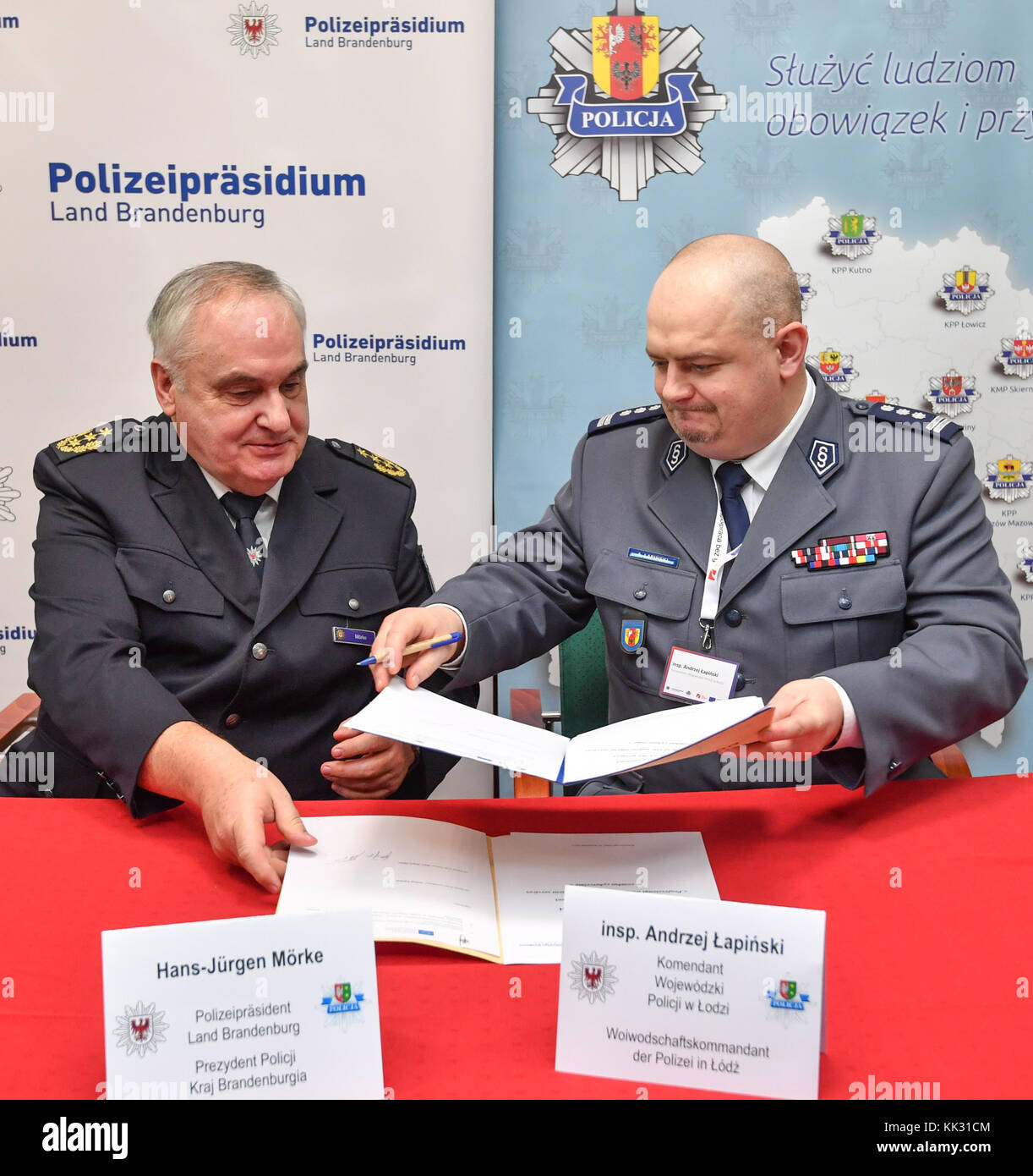 Kostrzyn, Poland. 29th Nov, 2017. The police president of the federal state Brandenburg, Hans-Juergen Moerke (L), and the voivodeship commander, Andrzej Lapinski from the Lodz police, sign a contract for the prevention of cyber criminality in Kostrzyn, Poland, 29 November 2017. The police headquarters of the federal state Brandenburg and the voivodeship Gorzow police are taking part in the joint border symposium 2017 under the motto 'collaboration without borders'. Credit: Patrick Pleul/dpa-Zentralbild/dpa/Alamy Live News Stock Photo