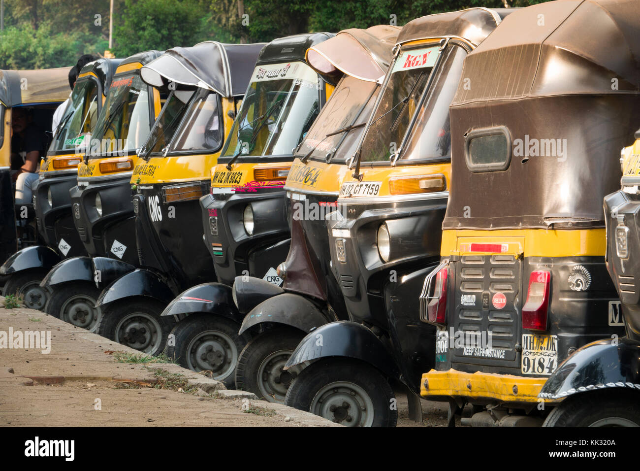 Auto rickshaws lined up on Juhu Versova road, Mumbai Stock Photo