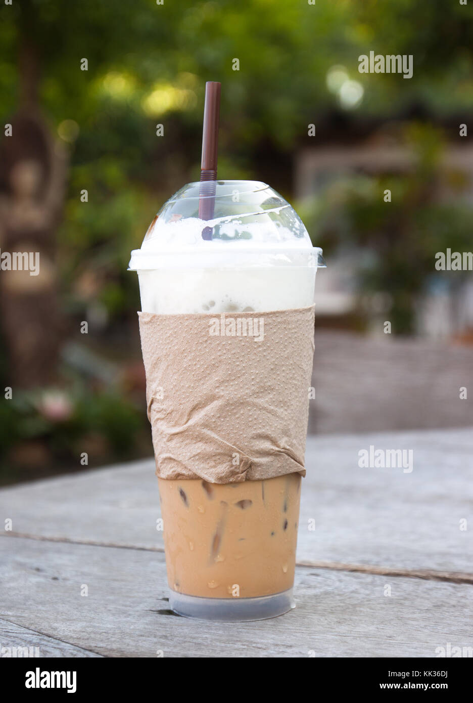 https://c8.alamy.com/comp/KK36DJ/iced-coffee-in-takeaway-cup-KK36DJ.jpg