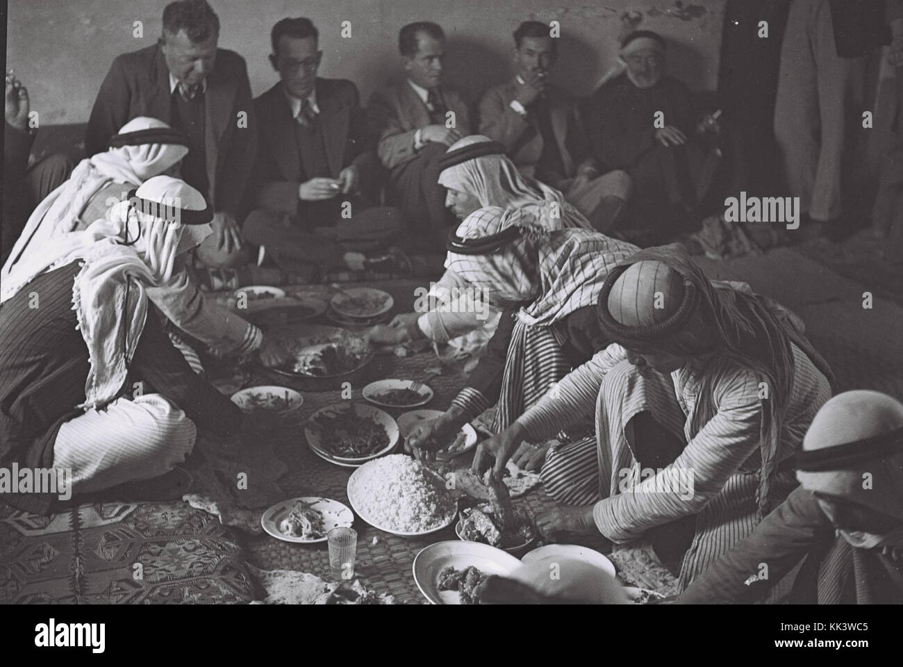 MEMBERS OF JABRI AMIN EL HAJ'S HOUSEHOLD EATING AFTER THE JEWISH SETTLERS FROM ZICHRON YA'ACOV FINISHED THEIR MEAL DURING A VISIT TO THE ARAB VILLAGE D814 016 Stock Photo