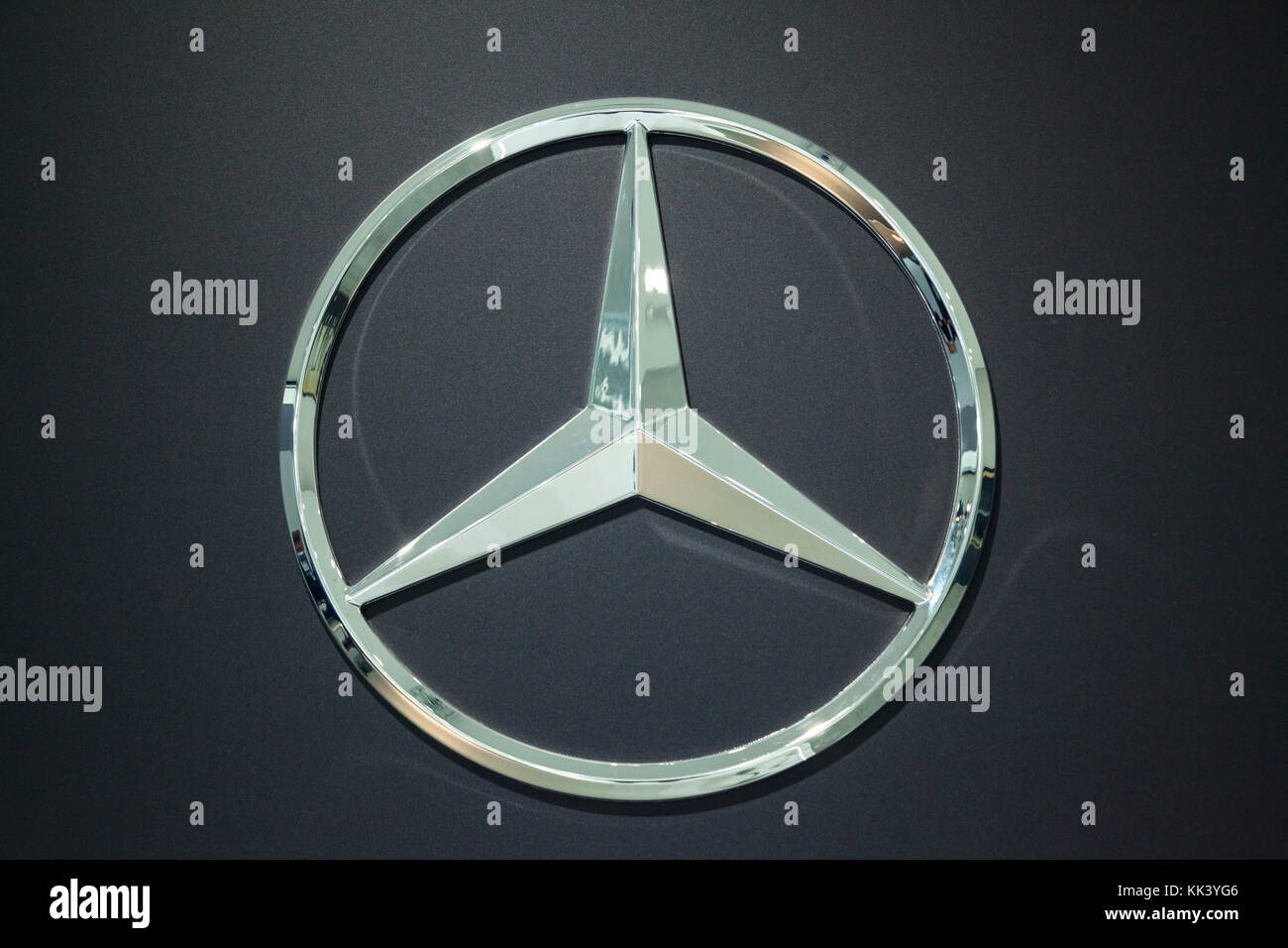 7.440 Mercedes Stern Bilder, Stockfotos, 3D-Objekte und Vektorgrafiken