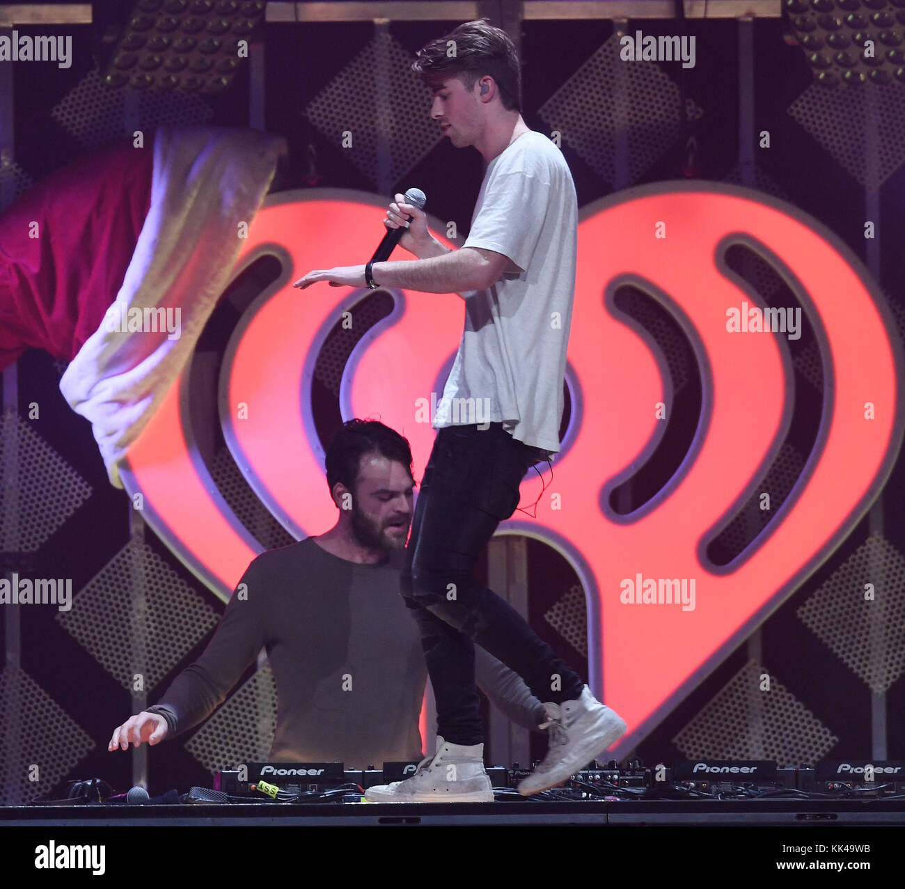 2016 the chainsmokers hires stock photography and images Alamy