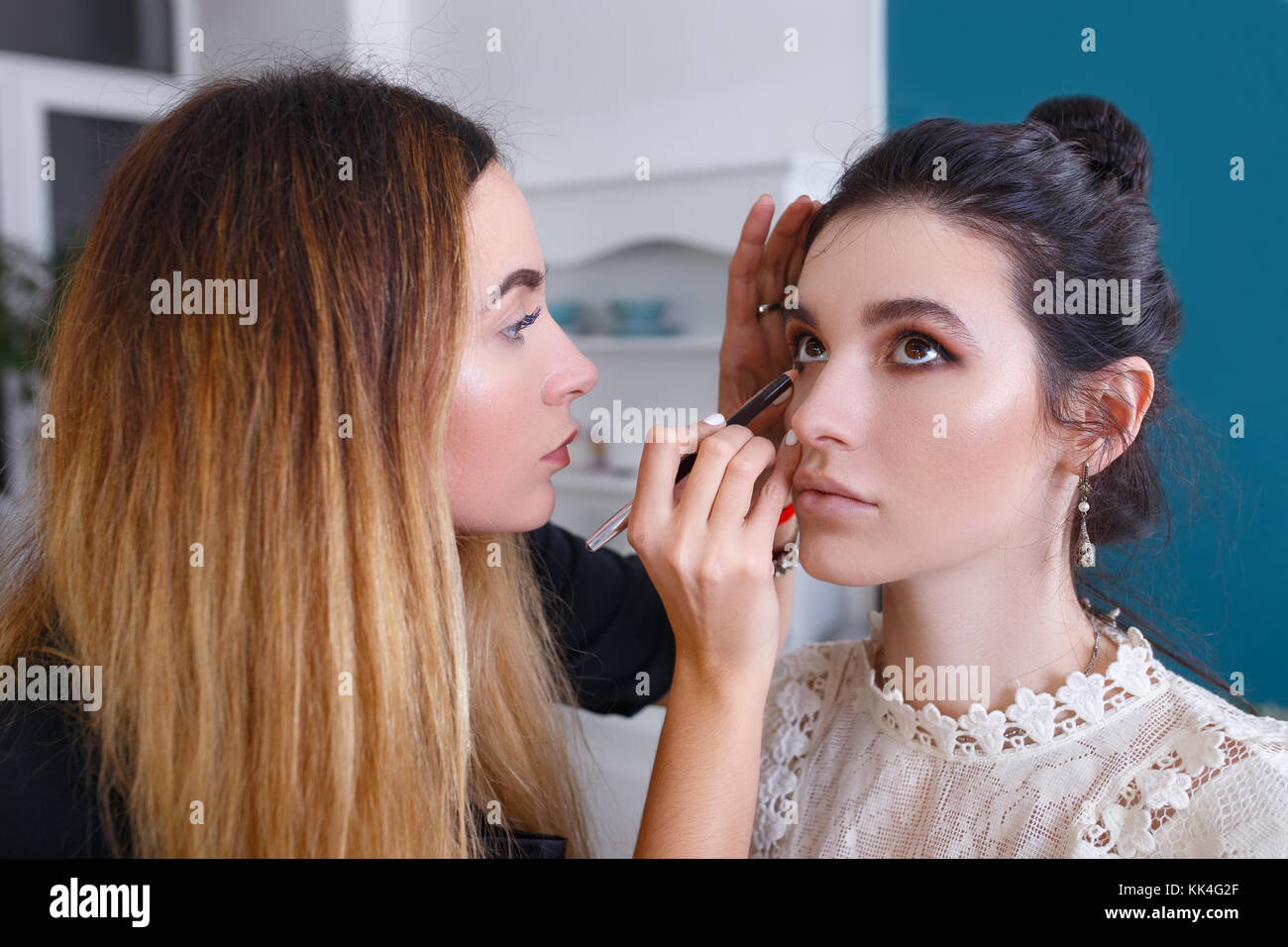 makeup artist applying eyeliner Stock Photo