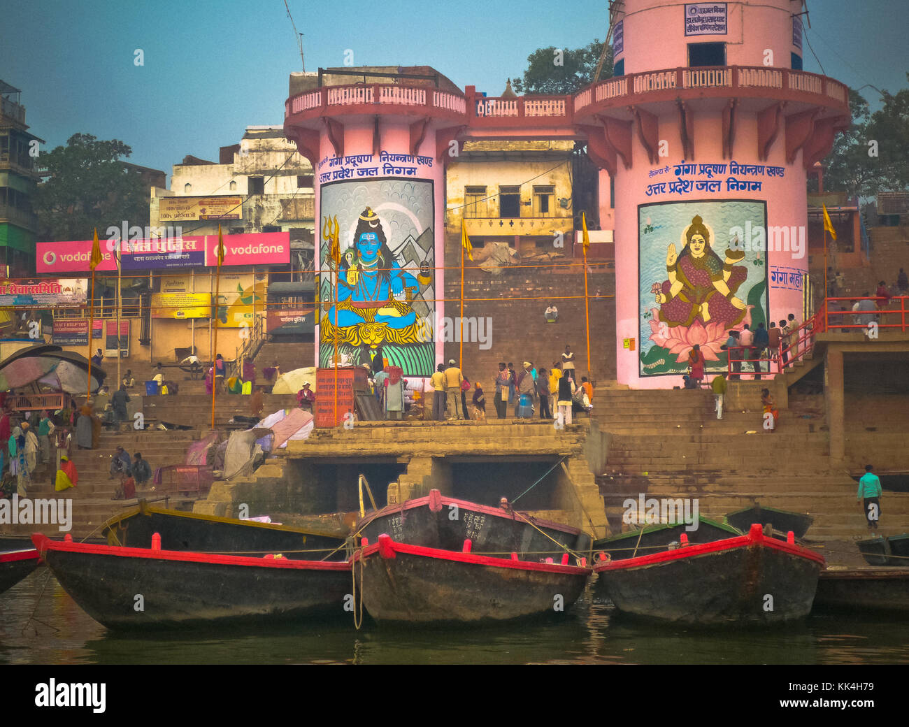 Varanasi (Benares) Where people come to die  INDIAN Glance -  02/12/2009  -  India / Benares  -  Main Ghat   -  Sylvain Leser / Le Pictorium Stock Photo