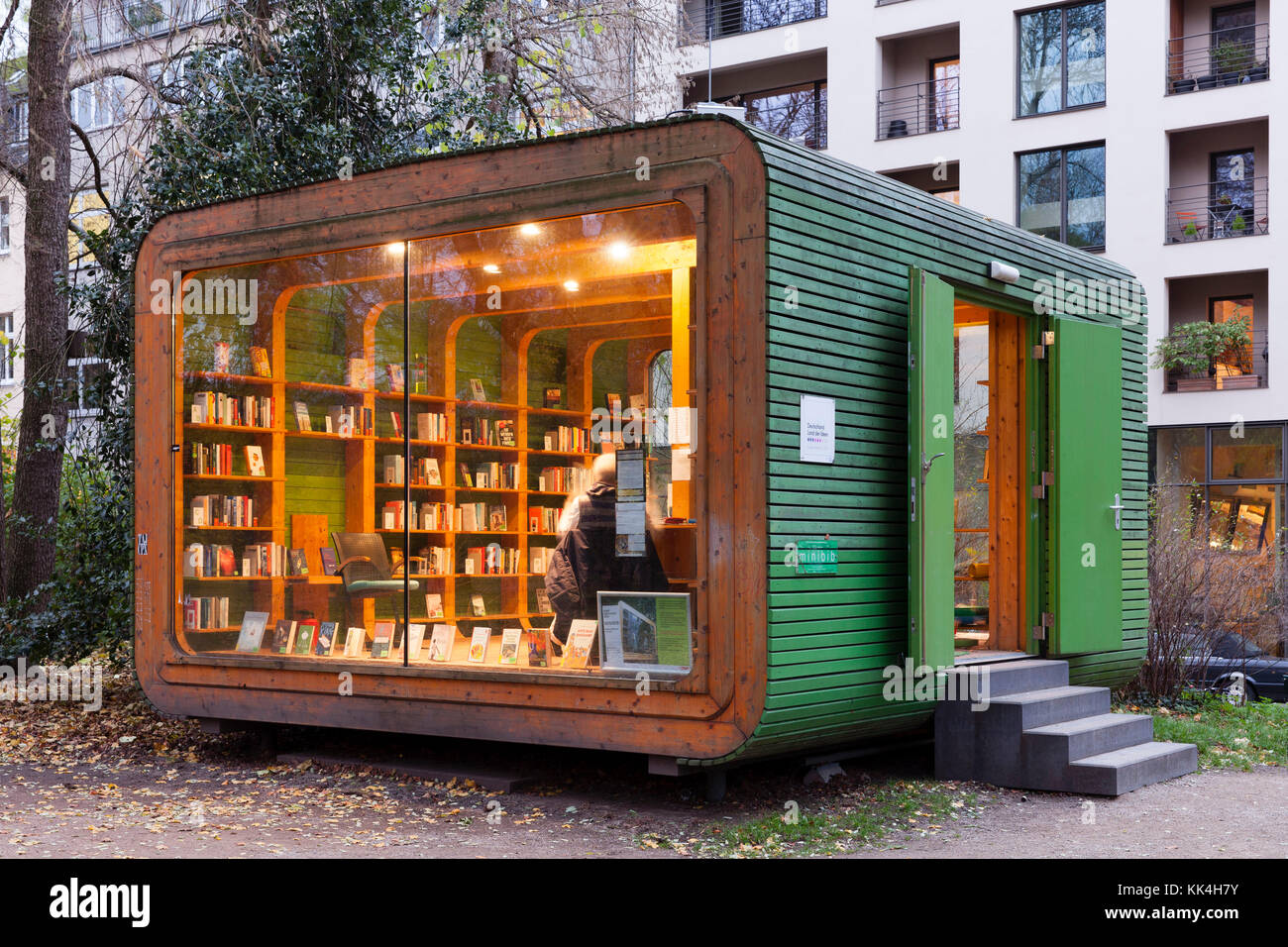 Germany, Cologne, Germany's first kiosk for books called minibib at the Stadtgarten, at the 'minibib' people can  lend books for free. No personal dat Stock Photo