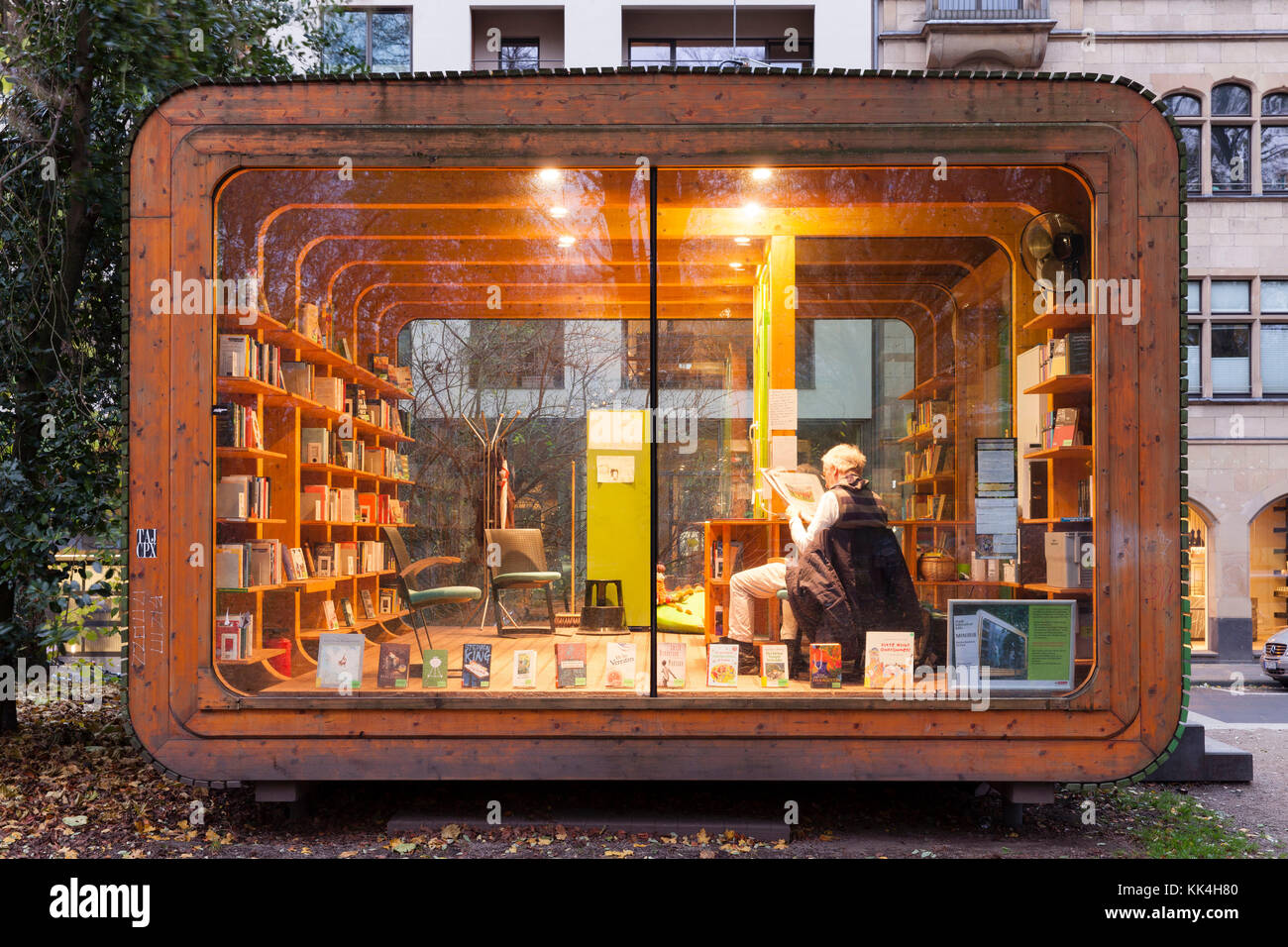 Germany, Cologne, Germany's first kiosk for books called minibib at the Stadtgarten, at the 'minibib' people can  lend books for free. No personal dat Stock Photo