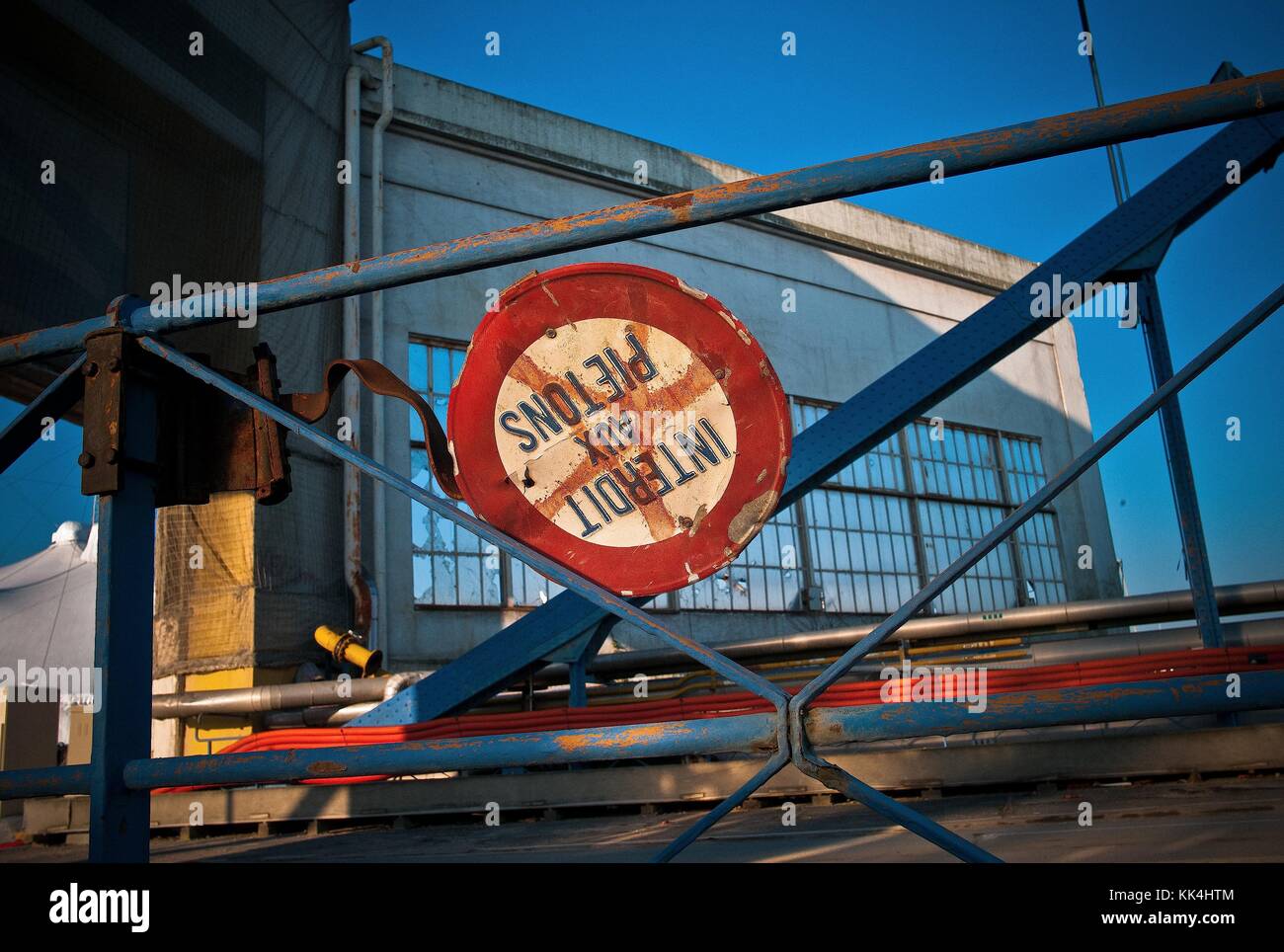 Seguin,  Renault's bridge, Shores of the Seine -  19/11/2011  -  France / Ile-de-France (region) / Boulogne-Billancourt  -  Seguin,  Renault's bridge, Shores of the Seine -  View of the island, the bridge,and the road sign.   -  Sylvain Leser / Le Pictorium Stock Photo