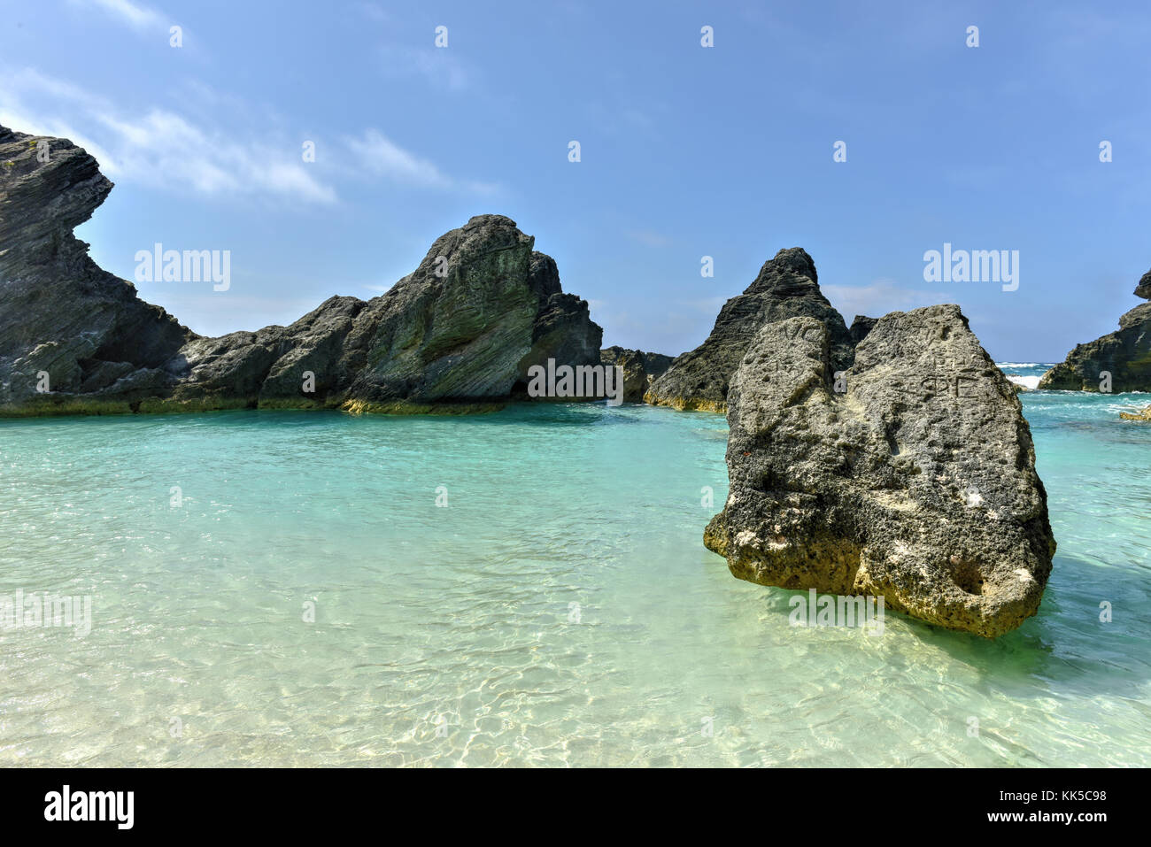 Crystal clear waters of Horseshoe Bay Cove in Bermuda Stock Photo - Alamy