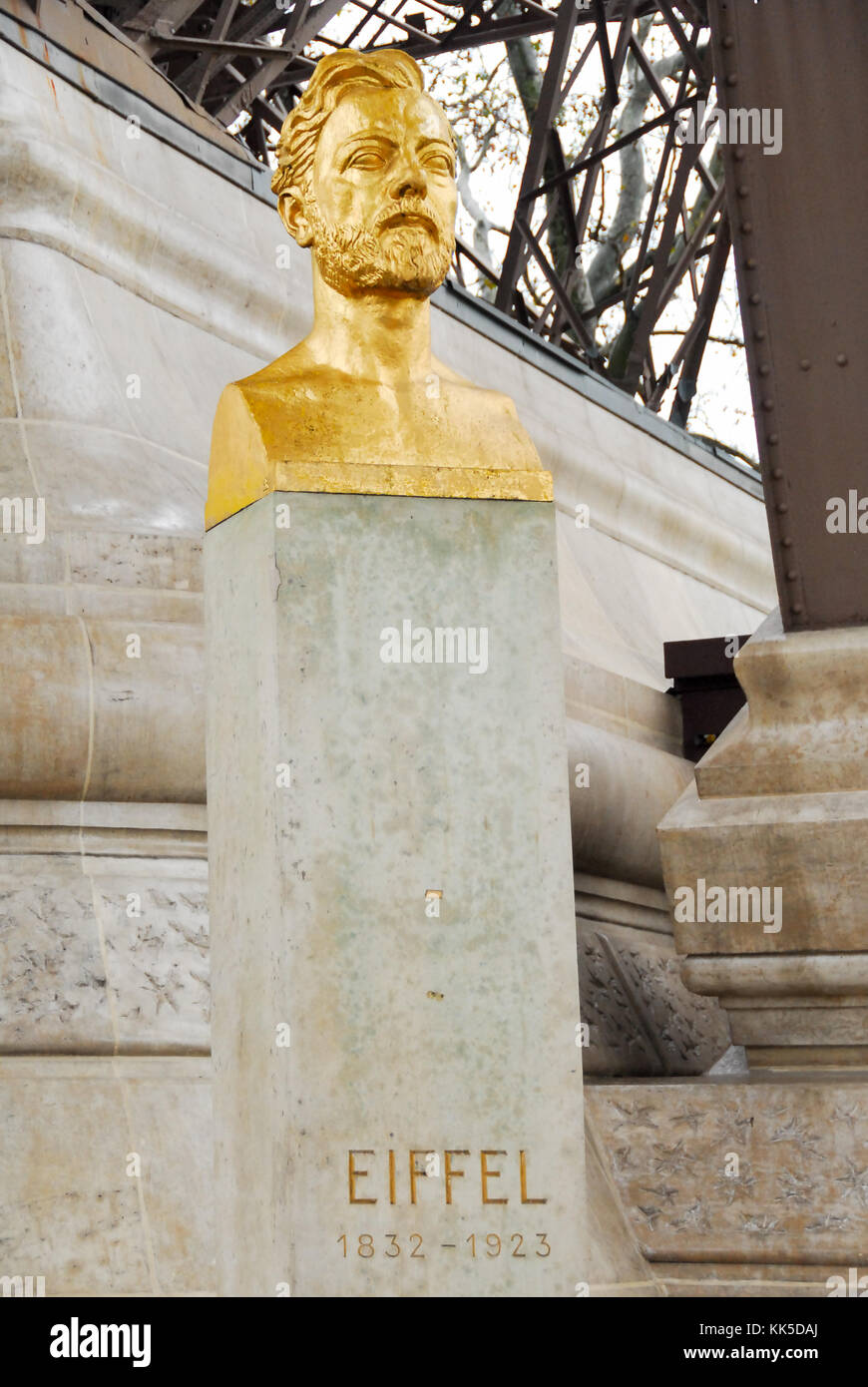 пушкин в париже. пикассо памятник аполлинеру. бюста поэта а. бюст пушкина в париже скульптор. памятник пушкину в париже.