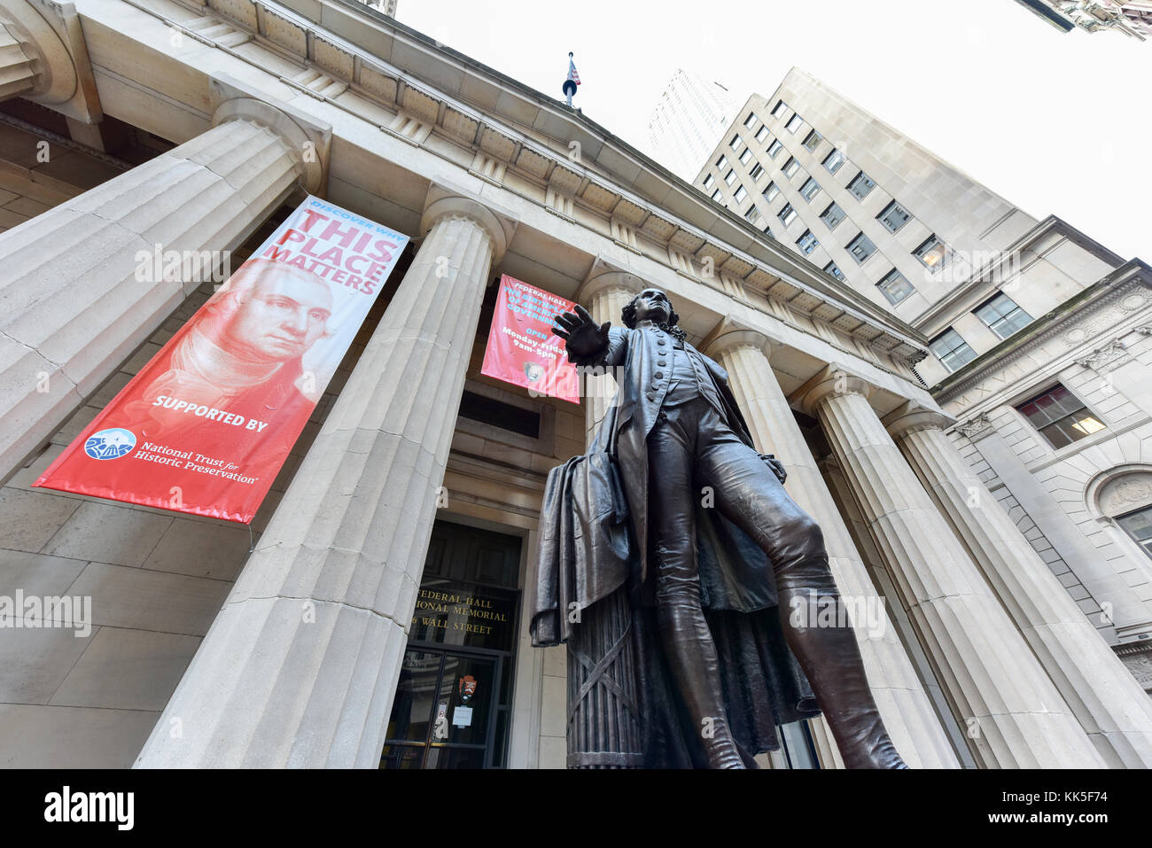George washington statue in front of federal hall hi-res stock ...