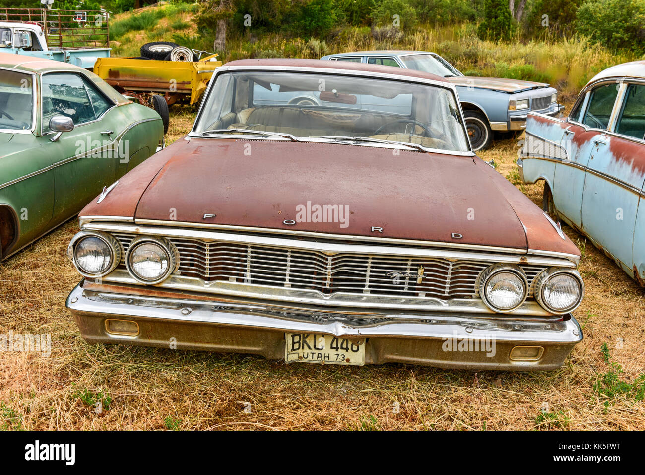 Rusting old car in a desert junk yard Stock Photo - Alamy