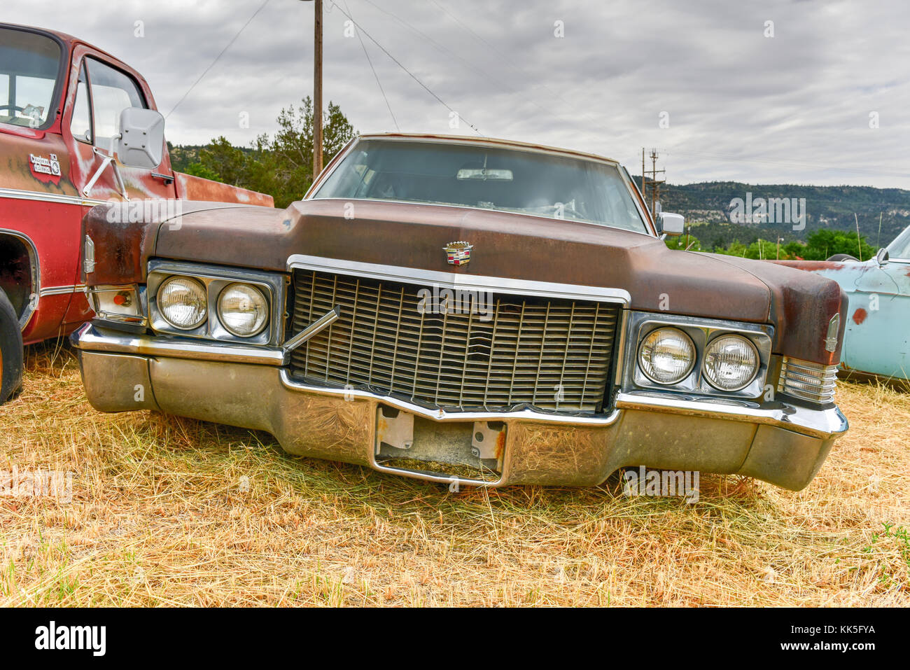 Rusting old car in a desert junk yard Stock Photo - Alamy