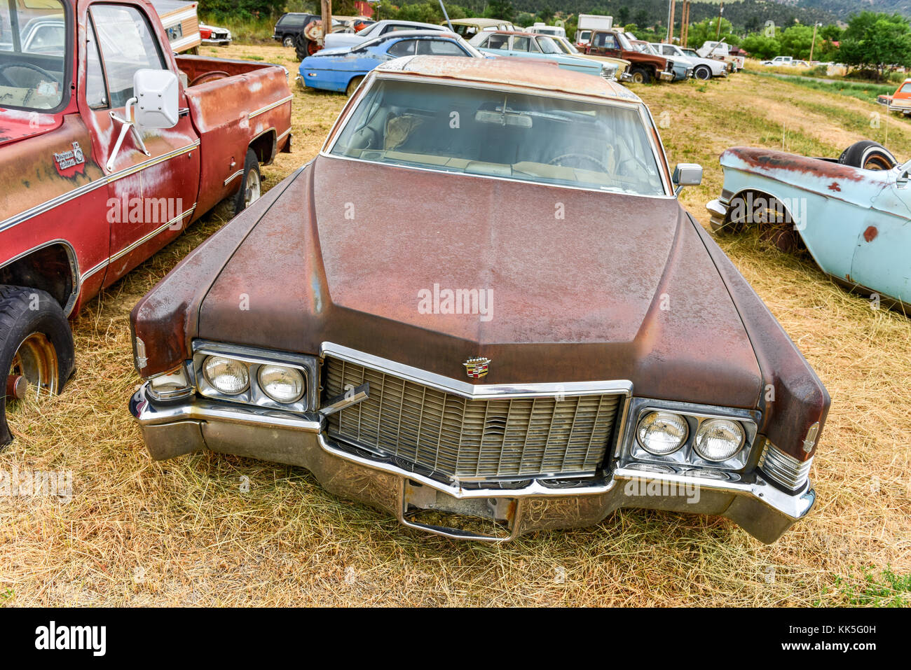 Rusting old car in a desert junk yard Stock Photo - Alamy