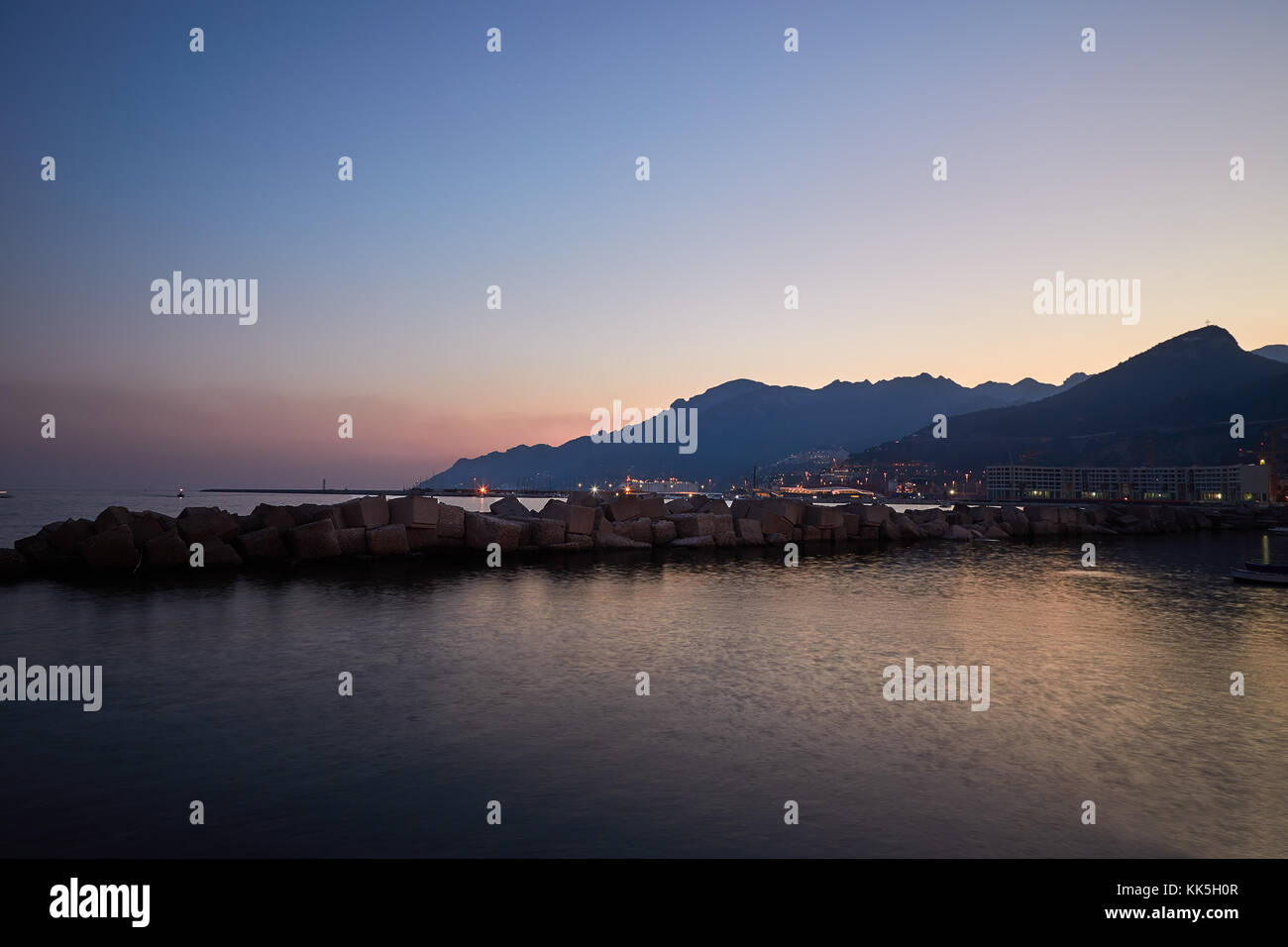 Sunset overlooking the sea and mountains on the Amalfi coast, Italy ...
